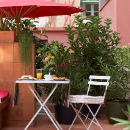 Terraço com mesa, cadeiras e café da manhã