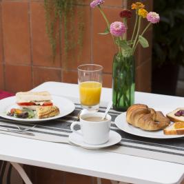 Desayuno para dos en una terraza