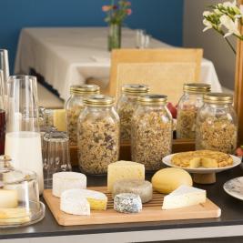 Petit-déjeuner avec divers fromages et céréales