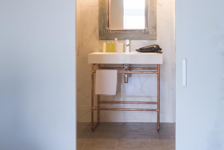 Casa de banho no quarto superior do The Conica Deluxe B&B Barcelona