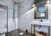 Chuveiro no quarto superior do The Conica Deluxe B&B Barcelona