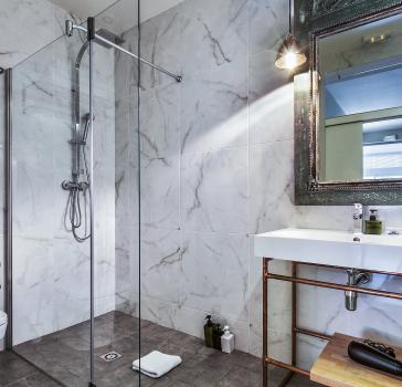 Dusche im Superior-Zimmer des The Conica Deluxe B&B Barcelona