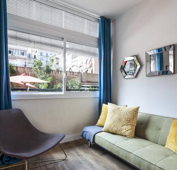 Sofa im Superior-Zimmer des The Conica Deluxe B&B Barcelona