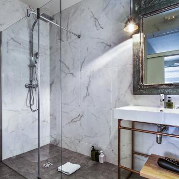Douche dans la chambre supérieure du The Conica Deluxe B&B Barcelona