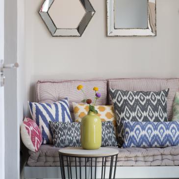 Coussins et canapé dans la chambre haute