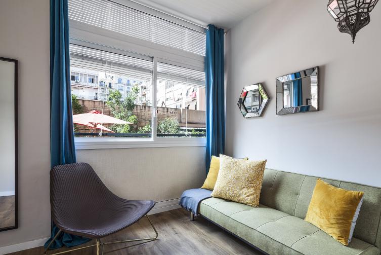 Sofá no quarto superior do The Conica Deluxe B&B Barcelona