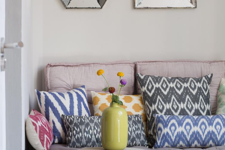Almofadas e sofá na sala superior