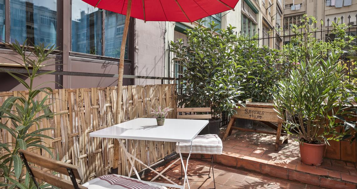 Tische und Stühle auf der Hotelterrasse